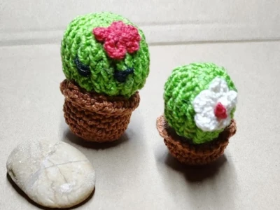 distintos amigurumis cactus