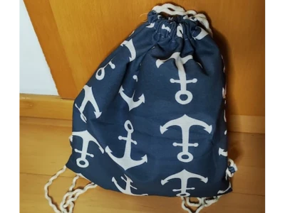 mochila de tela con cuerdas