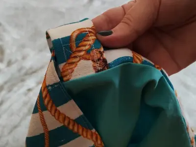 reforzando las asas del bolso de tela