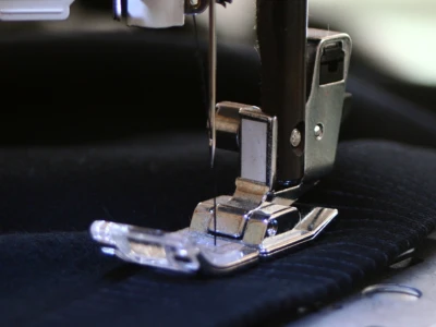 como cambiar aguja maquina coser