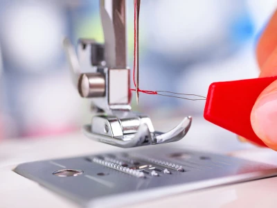 maquina de coser con enhebrador automatico